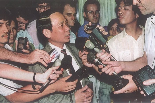 Cố Thứ trưởng Lê Mai trả lời phỏng vấn báo chí. Ảnh Internet