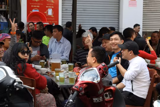 Uống bia chiều 30 Tết ở góc Lê Duẩn - Khâm Thiên 