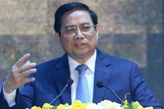 Thủ tướng Chính phủ cho rằng cần có cơ chế hiệu quả để huy động các nguồn lực, đẩy mạnh hợp tác công tư, lấy nguồn lực nhà nước dẫn dắt và kích hoạt mọi nguồn lực trong xã hội.