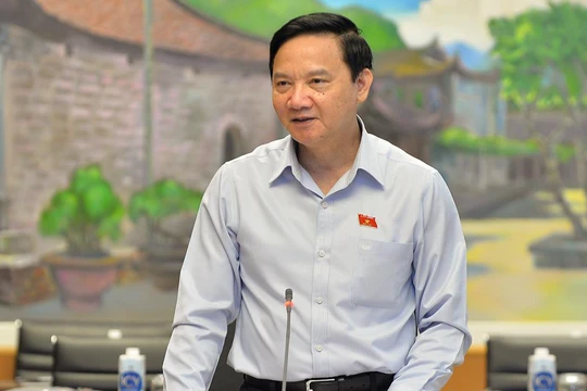 Phó Chủ tịch Quốc hội Nguyễn Khắc Định phát biểu tại Phiên họp.