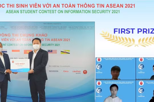 Thứ trưởng Bộ TT&TT Nguyễn Huy Dũng và Chủ tịch VNISA Nguyễn Thành Hưng trao giải Nhất cho đội Pawsitive - Đại học Công nghệ, Đại học Quốc gia Hà Nội.