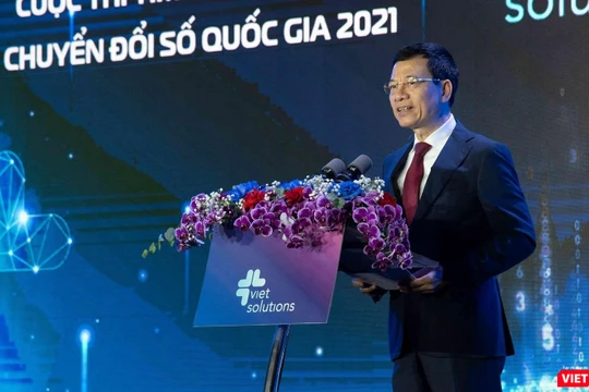 Ông Nguyễn Mạnh Hùng - Bộ trưởng Bộ Thông tin và Truyền thông, phát biểu tại Lễ trao giải Viet Solutions mùa giải 2021
