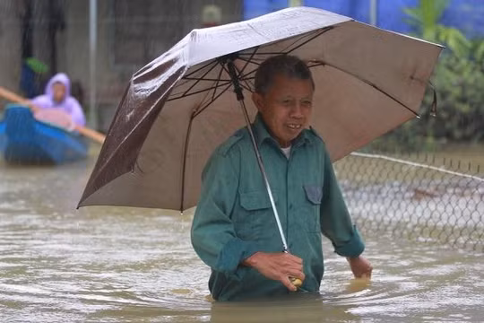 Mưa lũ khiến nhiều nhà dân vùng hạ du huyện Cẩm Xuyên (Hà Tĩnh) ngập sâu.
