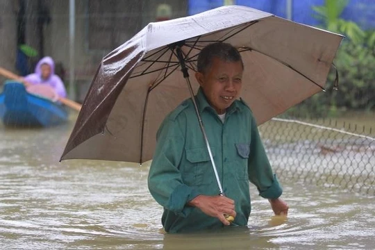 Mưa lũ khiến nhiều nhà dân vùng hạ du huyện Cẩm Xuyên (Hà Tĩnh) ngập sâu.