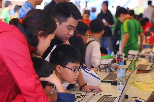 Một trong những cách làm giảm tác động tâm lý của công nghệ và Internet đến trẻ chính là thầy cô phải trở thành người bạn lớn của trẻ trong môi trường số.