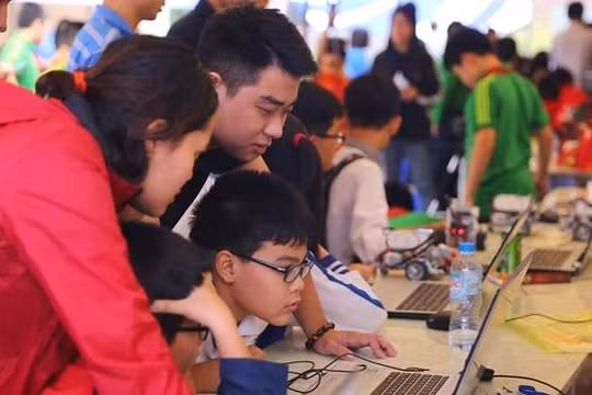 Một trong những cách làm giảm tác động tâm lý của công nghệ và Internet đến trẻ chính là thầy cô phải trở thành người bạn lớn của trẻ trong môi trường số.