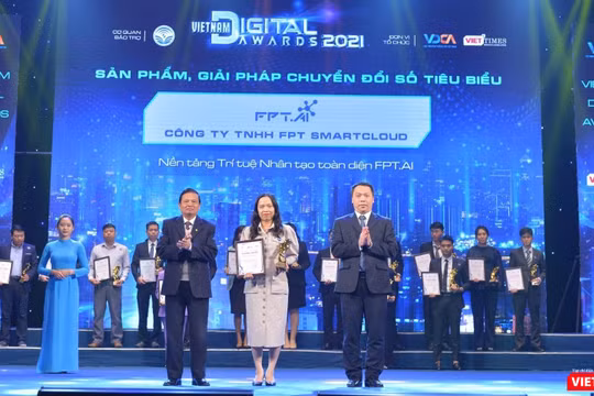 FPT.AI giành được CUP Giải thưởng Chuyển đổi số Việt Nam 2021 ở hạng mục sản phẩm, Giải pháp Chuyển đổi số tiêu biểu.