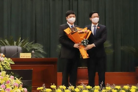 Chủ tịch HĐND TP. Hải Phòng Phạm Văn Lập tặng hoa chúc mừng tân Phó Chủ tịch UBND TP. Hoàng Minh Cường, tại Kỳ họp thứ 4, HĐND thành phố khóa XVI. Ảnh: haiphong.gov.vn.