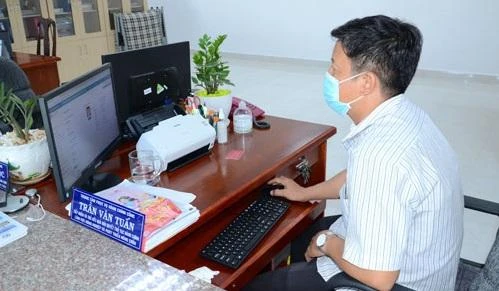 Chuyên viên Trung tâm Phục vụ hành chính công tỉnh Tiền Giang tiếp nhận hồ sơ trực tuyến. Ảnh: tiengiang.gov.vn. 