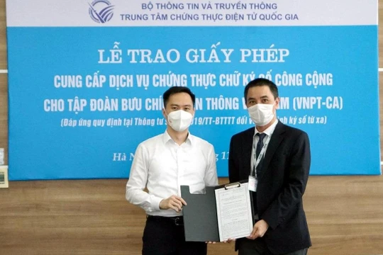 Ông Nguyễn Thiện Nghĩa - PGĐ Giám đốc phụ trách Trung tâm Chứng thực điện tử Quốc gia trao giấy phép cho đại diện VNPT.