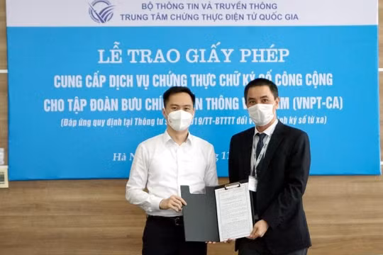 Ông Nguyễn Thiện Nghĩa - PGĐ Giám đốc phụ trách Trung tâm Chứng thực điện tử Quốc gia trao giấy phép cho đại diện VNPT.
