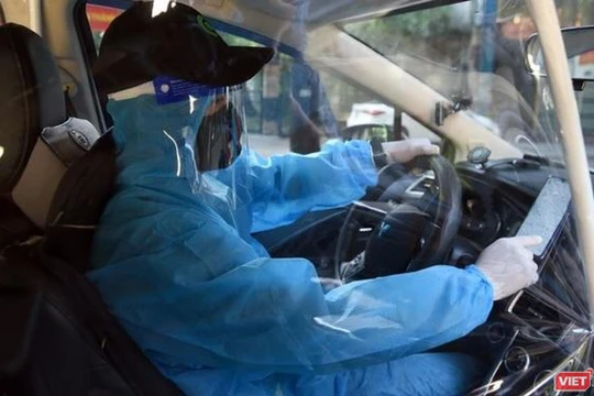 Tất cả các tài xế đã tiêm đủ 2 mũi vaccine phòng COVID-19 và đủ 14 ngày sau khi tiêm, thì họ còn phải thực hiện xét nghiệm nhanh kháng nguyên COVID-19.