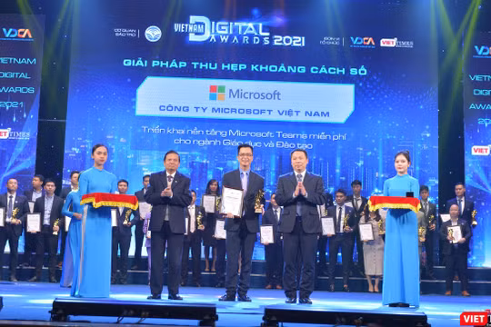 Ông Phùng Việt Thắng, Giám đốc Kinh Doanh Microsoft Việt Nam vinh dự nhận giải thưởng.