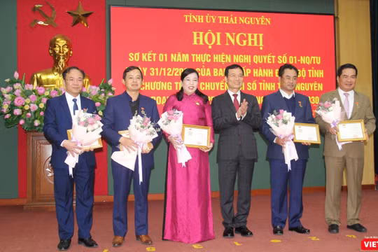 Bộ trưởng Bộ Thông tin và Truyền thông Nguyễn Mạnh Hùng tặng Kỷ niệm chương "Vì sự nghiệp Thông tin và truyền thông" cho Bí thư Tỉnh ủy Thái Nguyên Nguyễn Thanh Hải và 4 cá nhân.