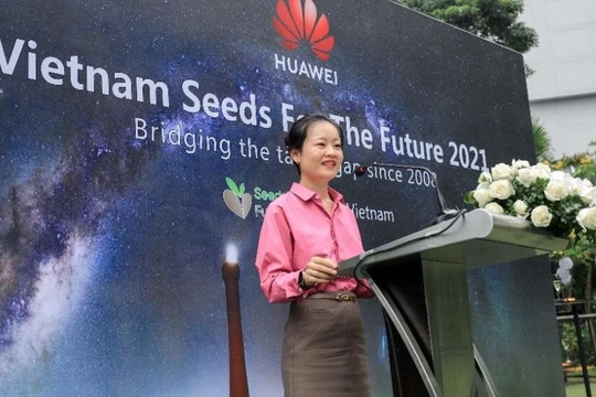 Bà Fiona Li – Phó Tổng Giám đốc phụ trách đối ngoại Huawei Việt Nam, phát biểu tại lễ tổng kết chương trình Hạt giống cho tương lai 2021