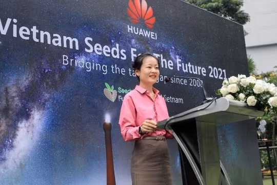 Bà Fiona Li – Phó Tổng Giám đốc phụ trách đối ngoại Huawei Việt Nam, phát biểu tại lễ tổng kết chương trình Hạt giống cho tương lai 2021