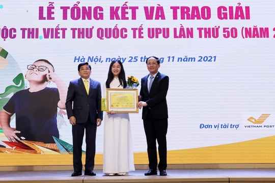 Ông Phạm Anh Tuấn - Thứ trưởng Bộ Thông tin và Truyền thông, Trưởng Ban Tổ chức cuộc thi và ông Nguyễn Hải Thanh - Chủ tịch HĐTV TCT Bưu điện Việt Nam trao Giấy chứng nhận giải Nhất quốc gia và phần thưởng của Ban Tổ chức.