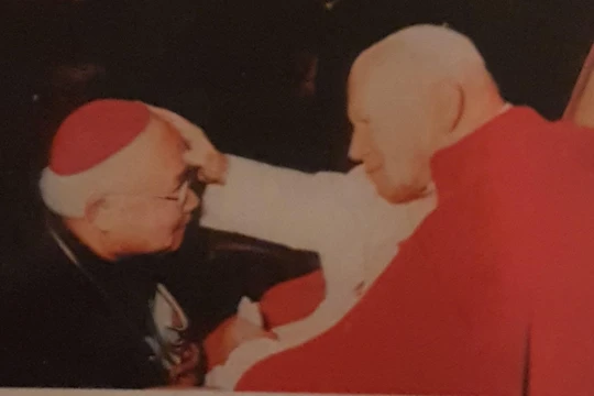 Đức Giáo hoàng J. Paul II với Giám mục Nguyễn Văn Sang