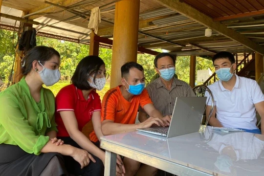 Nhân viên Viettel Post Hoà Bình hướng dẫn người dân tiếp cận sàn TMĐT Vỏ Sò