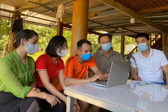 Nhân viên Viettel Post Hoà Bình hướng dẫn người dân tiếp cận sàn TMĐT Vỏ Sò