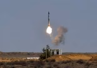 Hệ thống phòng không Nga diễn tập đánh chặn vũ khí siêu thanh (Ảnh: Iz.ru)