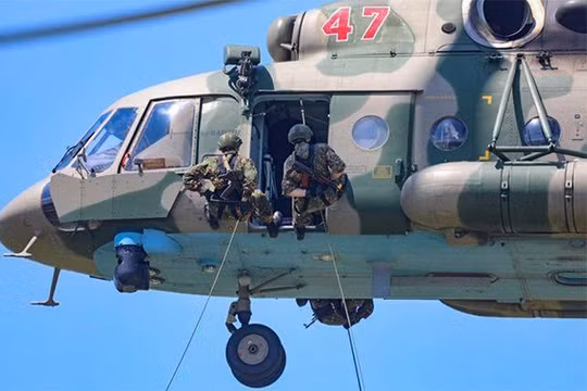 Lực lượng đặc nhiệm Nga tiếp nhận "xe tăng bay" Mi-8AMTSh-VN (Ảnh: AiF)