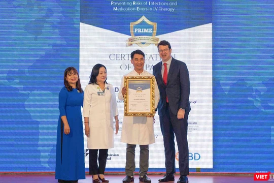 TS.BS Lê Đức Nhân - Giám đốc Bệnh viện Đà Nẵng nhận chứng nhận từ Giám đốc lĩnh vực tiêm truyền tĩnh mạch BD - Khu vực Đông Nam Á 