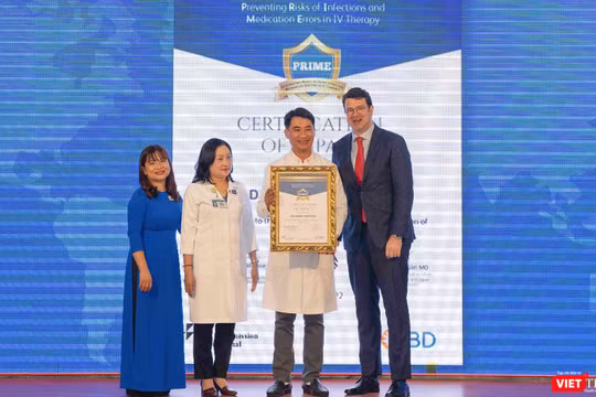 TS.BS Lê Đức Nhân - Giám đốc Bệnh viện Đà Nẵng nhận chứng nhận từ Giám đốc lĩnh vực tiêm truyền tĩnh mạch BD - Khu vực Đông Nam Á 