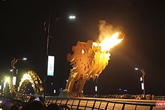 Cầu Rồng (Đà Nẵng) phun lửa