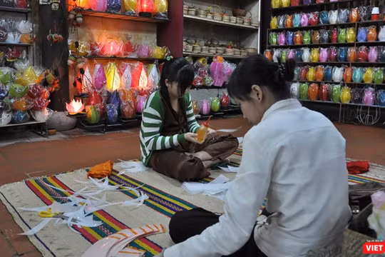 Làm đèn lồng, một trong những sàn phẩm thủ công mỹ nghệ đặc trưng của Hội An