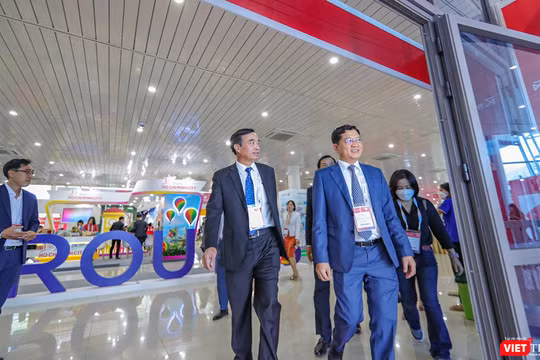 Ông Lê Trung Chinh - Chủ tịch UBND TP Đà Nẵng (bìa trái) và ông Trần Phước Sơn - Phó Chủ tịch UBND TP Đà Nẵng tại sự kiện khai mạc Diễn đàn phát triển đường bay châu Á 2022 