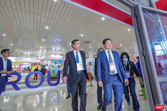 Ông Lê Trung Chinh - Chủ tịch UBND TP Đà Nẵng (bìa trái) và ông Trần Phước Sơn - Phó Chủ tịch UBND TP Đà Nẵng tại sự kiện khai mạc Diễn đàn phát triển đường bay châu Á 2022 