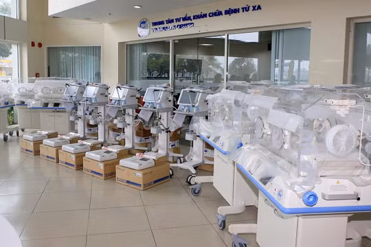 Lô trang thiết bị y tế gồm 5 máy thở, 5 máy điện tim và 7 lồng ấp trẻ em vừa được JICA bàn giao cho Bệnh viện Trung ương Huế