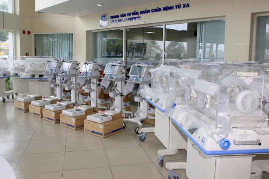 Lô trang thiết bị y tế gồm 5 máy thở, 5 máy điện tim và 7 lồng ấp trẻ em vừa được JICA bàn giao cho Bệnh viện Trung ương Huế