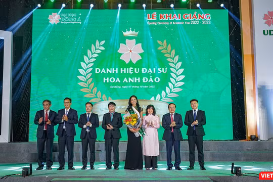 ĐH Đông Á trao danh hiệu Đại sứ Hoa Anh Đào đến Hoa hậu H’Hen Niê vì hành trình nghị lực, cùng những câu chuyện truyền cảm hứng của H’Hen Niê đến sinh viên