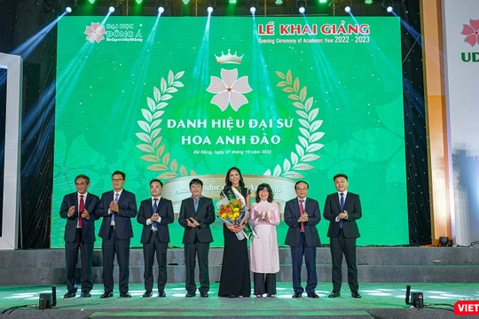 ĐH Đông Á trao danh hiệu Đại sứ Hoa Anh Đào đến Hoa hậu H’Hen Niê vì hành trình nghị lực, cùng những câu chuyện truyền cảm hứng của H’Hen Niê đến sinh viên