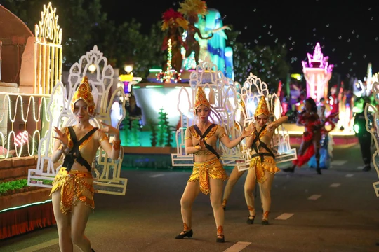 Lễ hội đường phố Đà Nẵng được tổ chức trên tuyến đường Bạch Đằng, dọc bờ sông Hàn