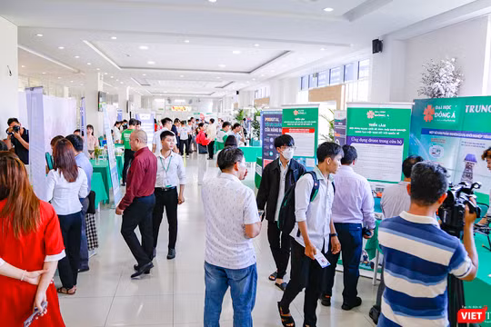 Một góc triển lãm khởi nghiệp sáng tạo được tổ chức tại ĐH Đông Á (Đà Nẵng)