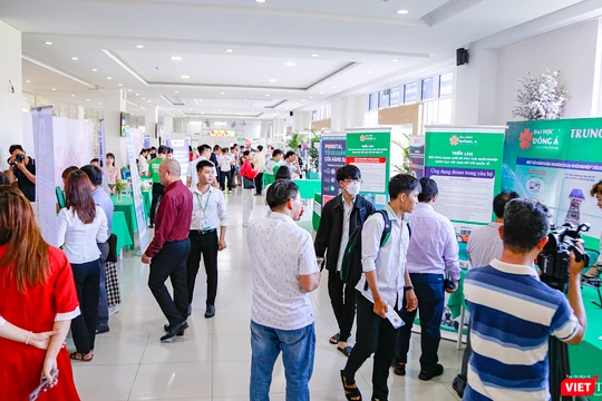 Một góc triển lãm khởi nghiệp sáng tạo được tổ chức tại ĐH Đông Á (Đà Nẵng)