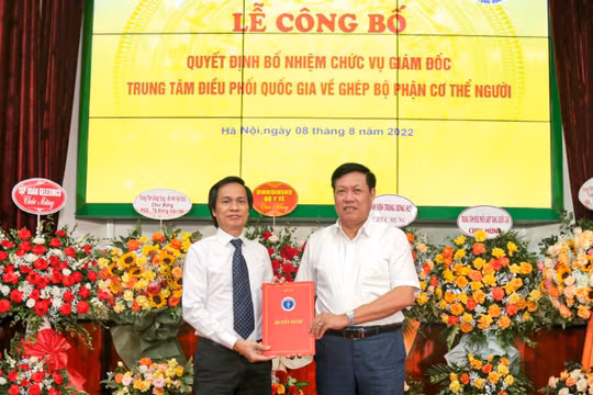Thứ trưởng Bộ Y tế Đỗ Xuân Tuyên trao quyết định bổ nhiệm Giám đốc Trung tâm Điều phối Quốc gia về ghép bộ phận cơ thể người cho PGS.TS Đồng Văn Hệ (ảnh BVCC)