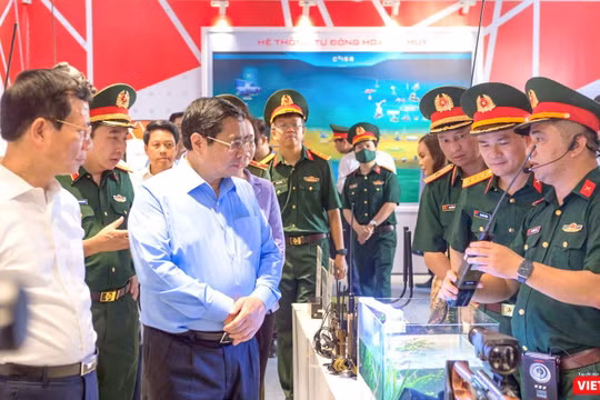 Thủ tướng Phạm Minh Chính và đoàn công tác nghe giới thiệu về các sản phẩm trang bị kĩ thuật công nghệ cao do Viettel đang nghiên cứu, sản xuất.