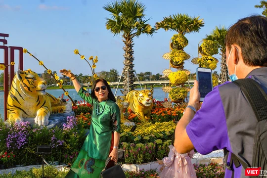 Người dân TP Huế chụp ảnh kỷ niệm với đường hoa xuân Nhâm Dần bên bờ sông Hương (ảnh Tuấn Hiệp)