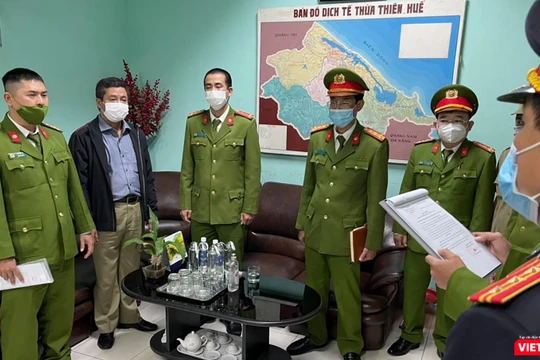 Cơ quan CSĐT Công an tỉnh Thừa Thiên Huế tống đạt khởi tố vụ án, khởi tố bị can, bắt tạm giam ông Hoàng Văn Đức - Giám đốc CDC Thừa Thiên Huế 