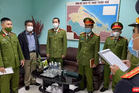 Cơ quan công an tống đạt quyết định khởi tố, bắt tạm giam đối với ông Hoàng Văn Đức - Giám đốc CDC tỉnh Thừa Thiên Huế.