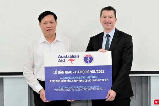 Thứ trưởng Bộ Y tế Đỗ Xuân Tuyên và Phó Đại sứ Mark Tattersall chính thức xác nhận 7.223.200 liều vaccine do Australia hỗ trợ Việt Nam cho chương trình tiêm chủng ngừa COVID-19 cho trẻ em.