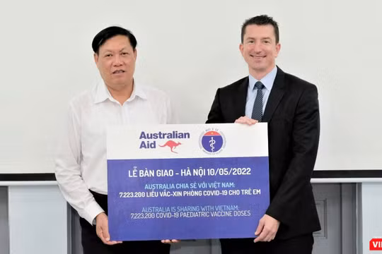 Thứ trưởng Bộ Y tế Đỗ Xuân Tuyên và Phó Đại sứ Mark Tattersall chính thức xác nhận 7.223.200 liều vaccine do Australia hỗ trợ Việt Nam cho chương trình tiêm chủng ngừa COVID-19 cho trẻ em.