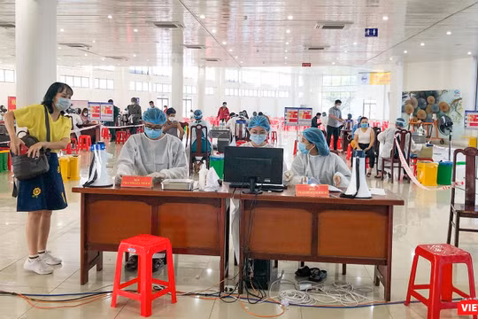 Người dân Đà Nẵng đi tiêm vaccine phòng COVID-19 mũi 3