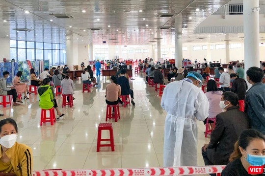 Lực lượng y tế tiêm vaccine phòng COVID-19 cho người dân Đà Nẵng