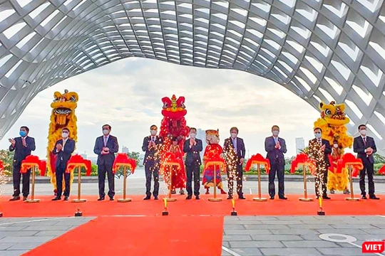 Lãnh đạo TP Đà Nẵng tại lễ khánh thành Vườn tượng công viên APEC mở rộng