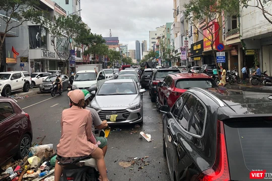 Hàng trăm phương tiện ô tô bị chết máy nằm la liệt trên tuyến đường Lê Duẫn, quận Hải Châu (đoạn Ông Ích Khiêm đến Hoàng Hoa Thám)